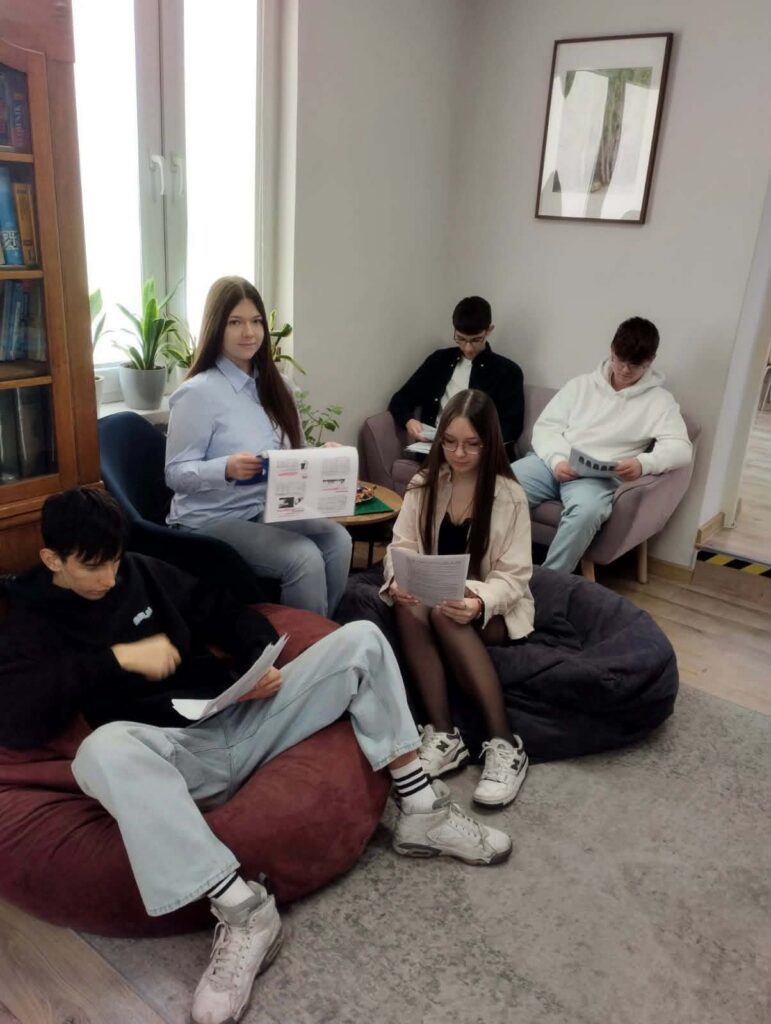 zdjęcie przedstawia grupę osób