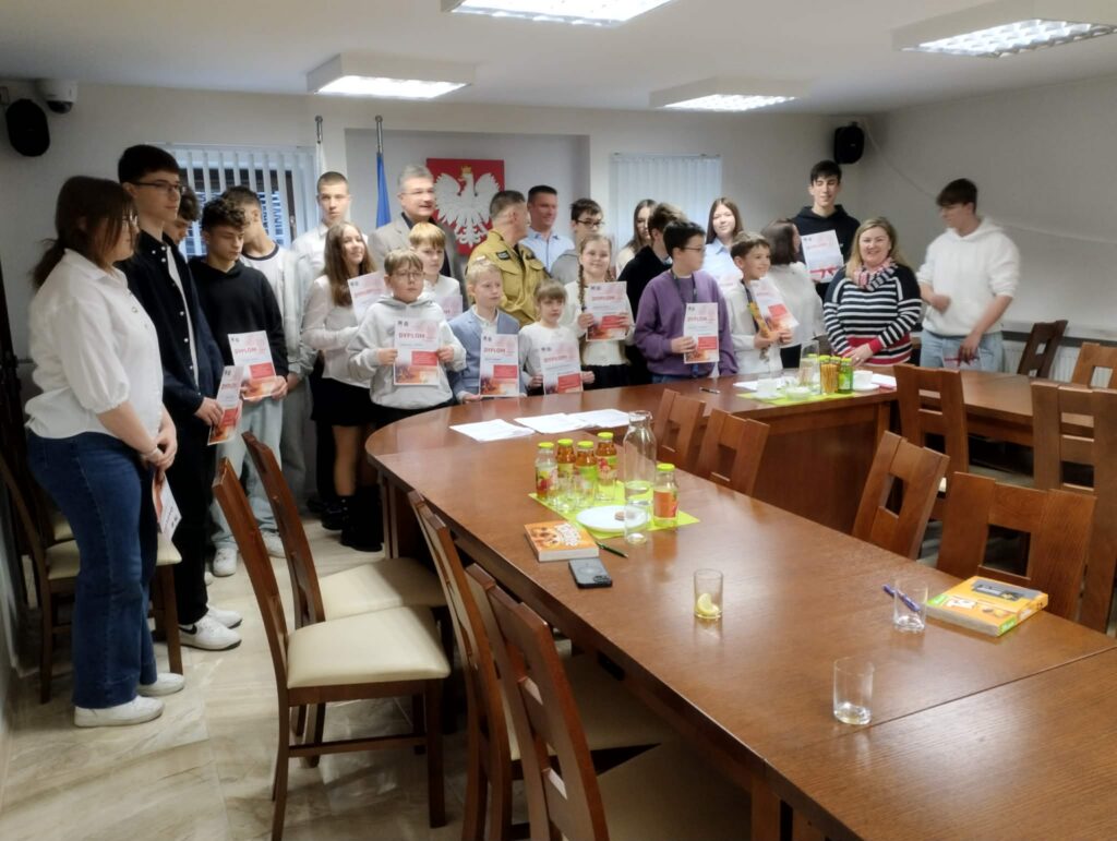 zdjęcie przedstawia grupę osób