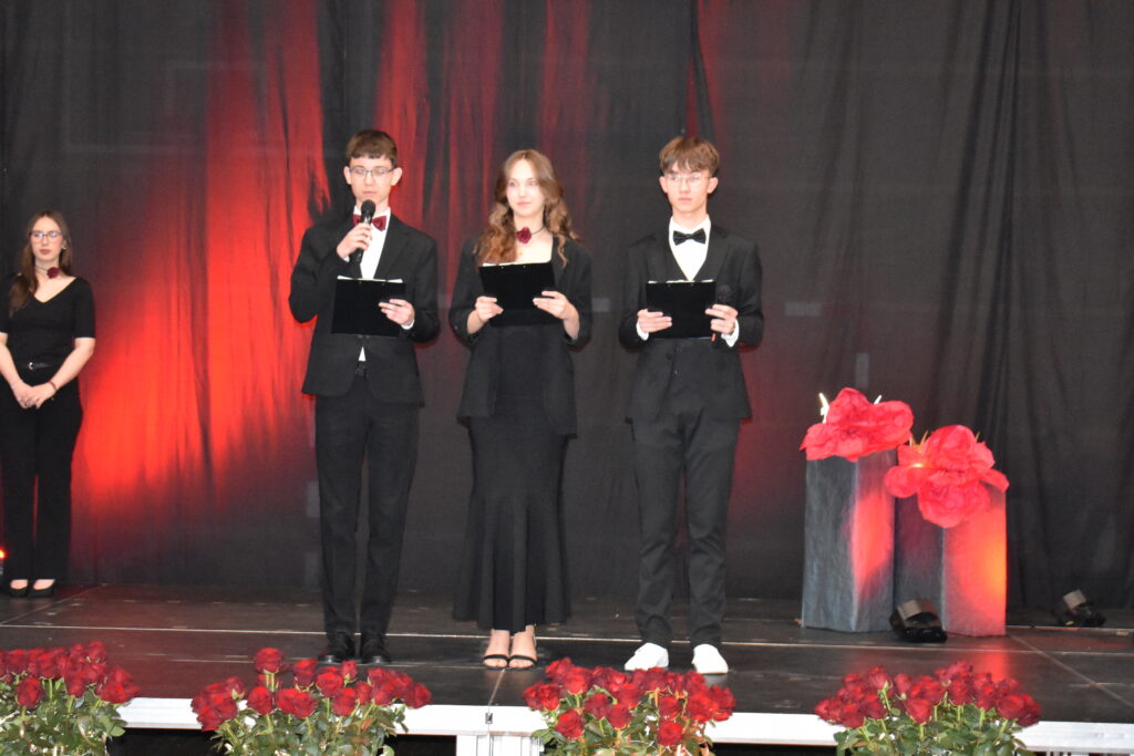 zdjęcie przedstawia grupę osób