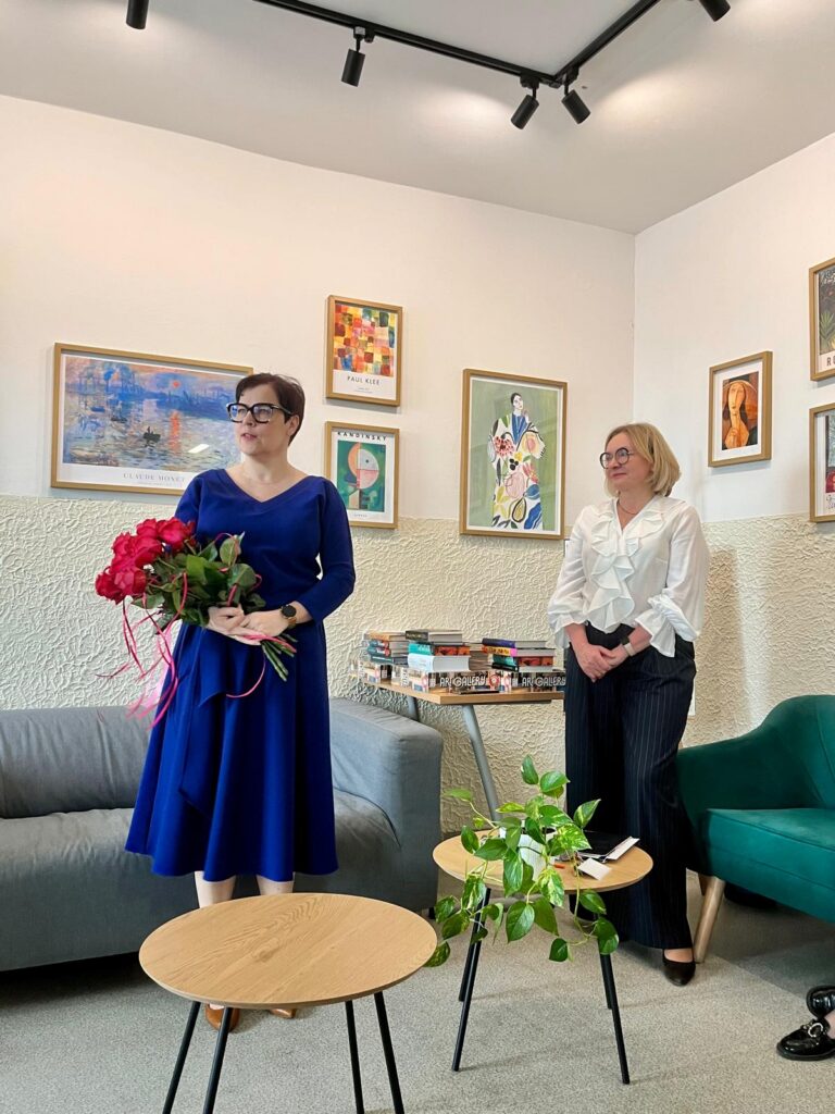 zdjęcie przedstawia grupę osób