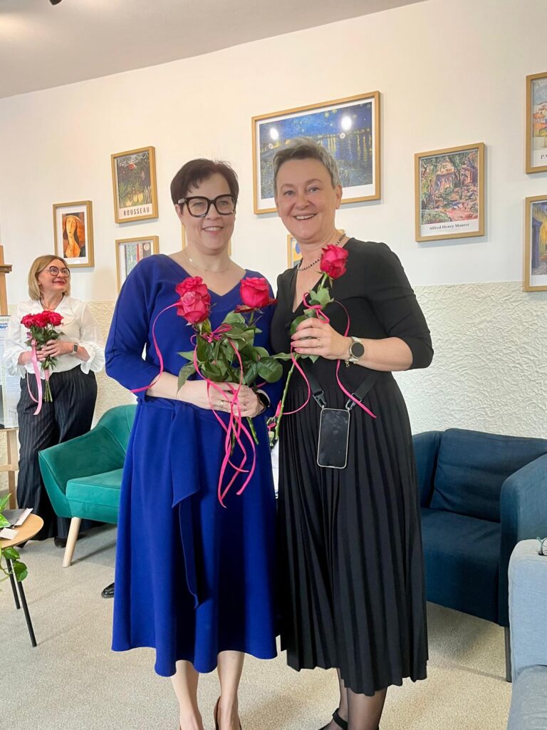 zdjęcie przedstawia grupę osób