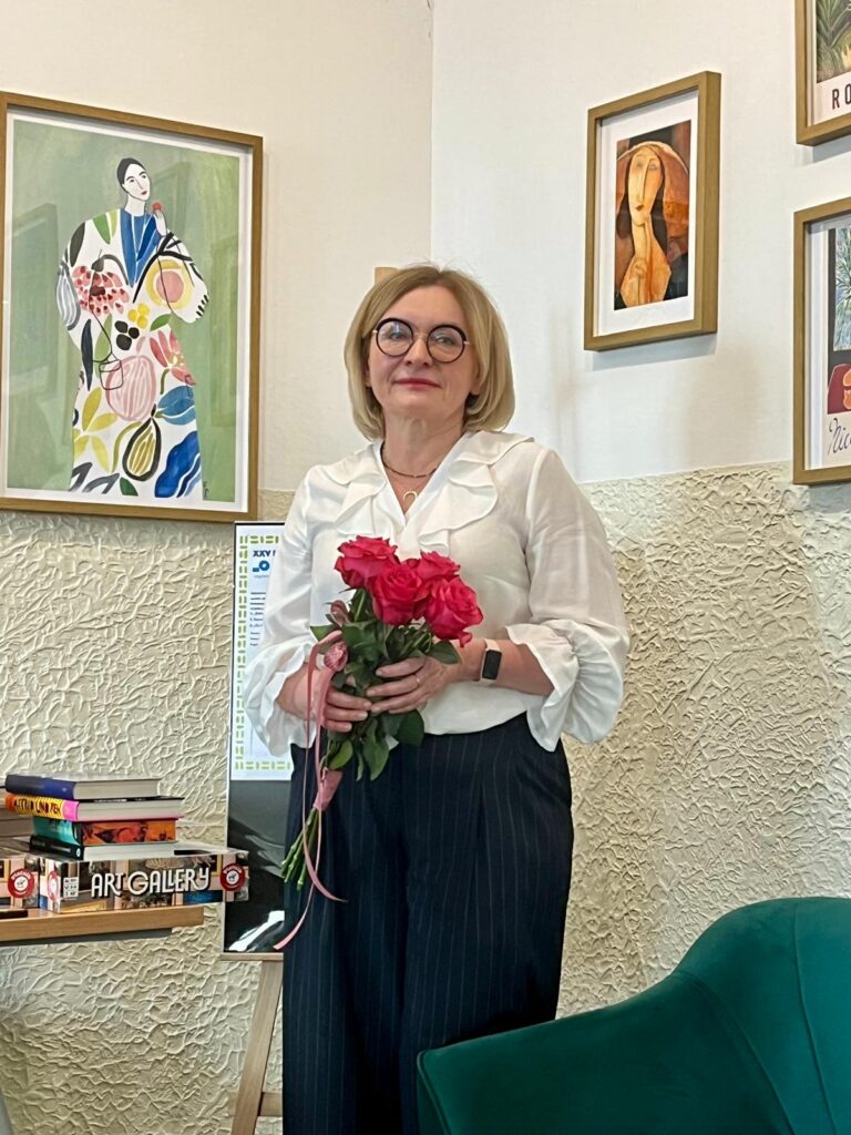 zdjęcie przedstawia grupę osób