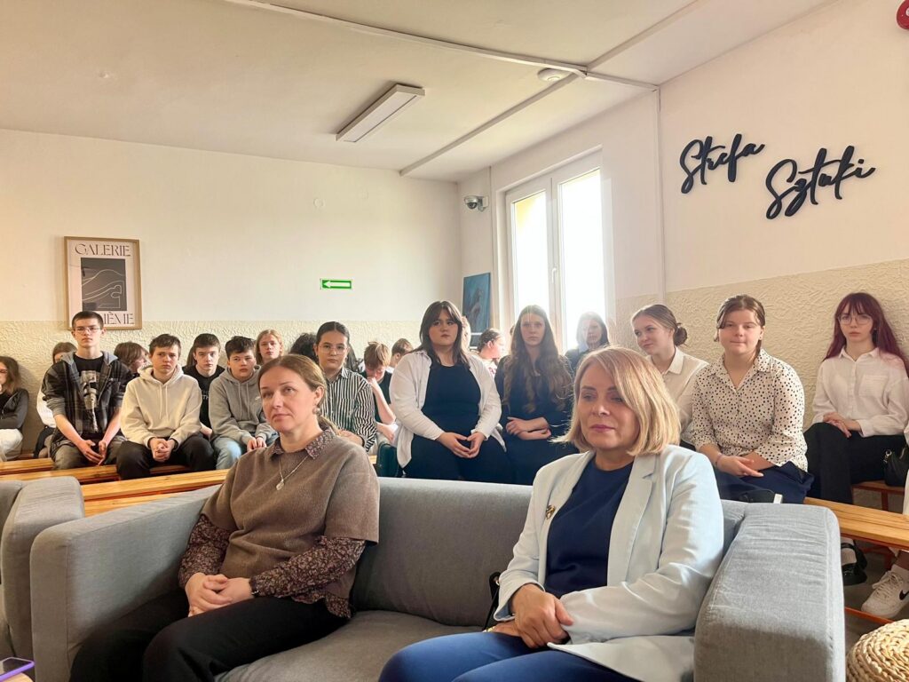 zdjęcie przedstawia grupę osób