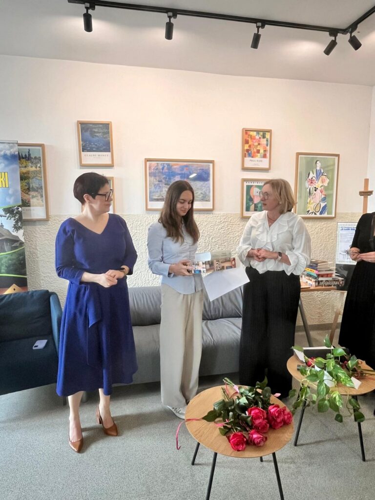 zdjęcie przedstawia grupę osób