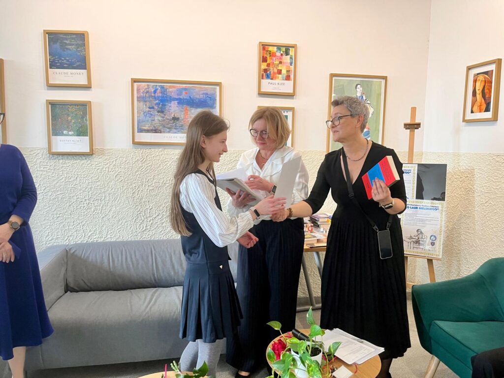 zdjęcie przedstawia grupę osób