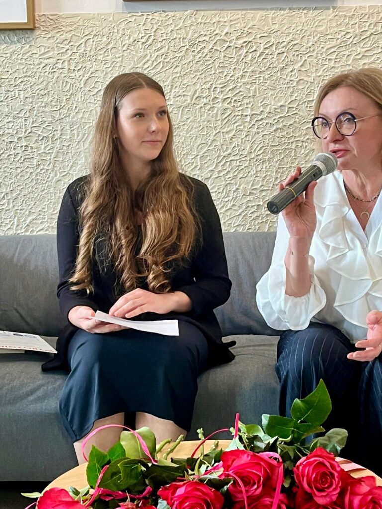 zdjęcie przedstawia grupę osób