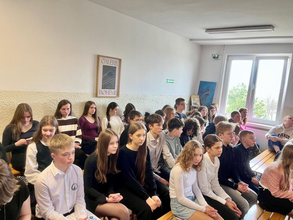 zdjęcie przedstawia grupę osób