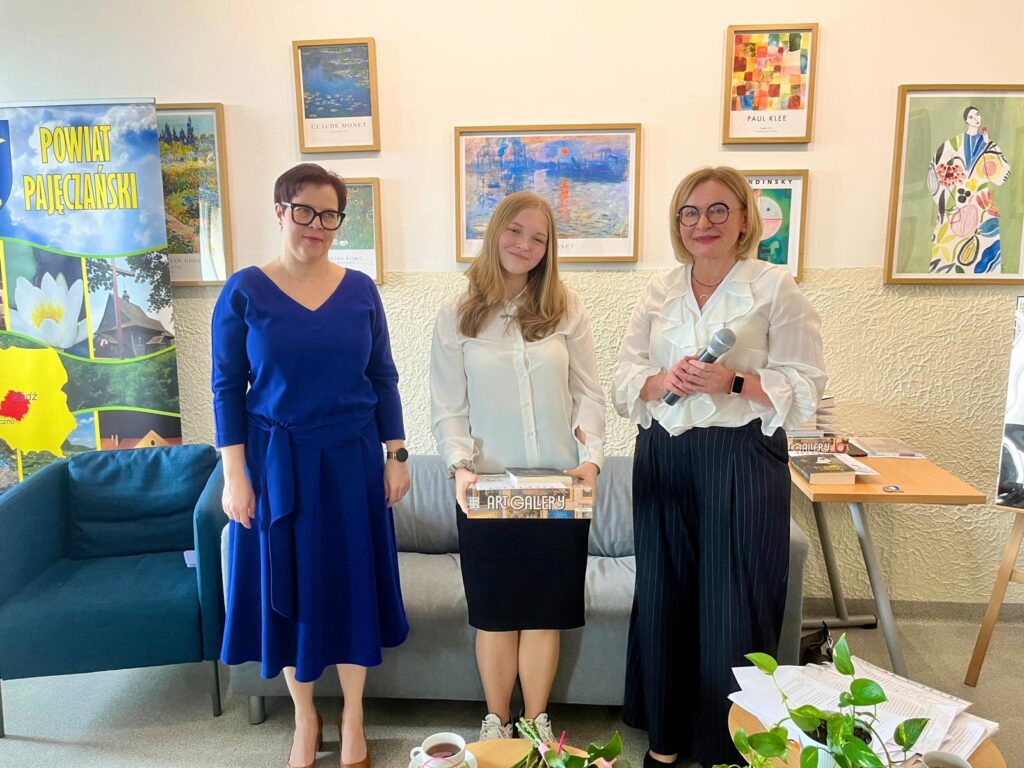 zdjęcie przedstawia grupę osób