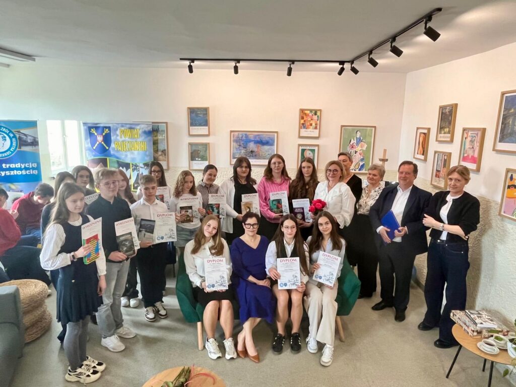 zdjęcie przedstawia grupę osób