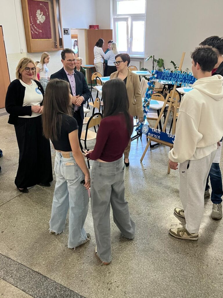 zdjęcie przedstawia grupę osób