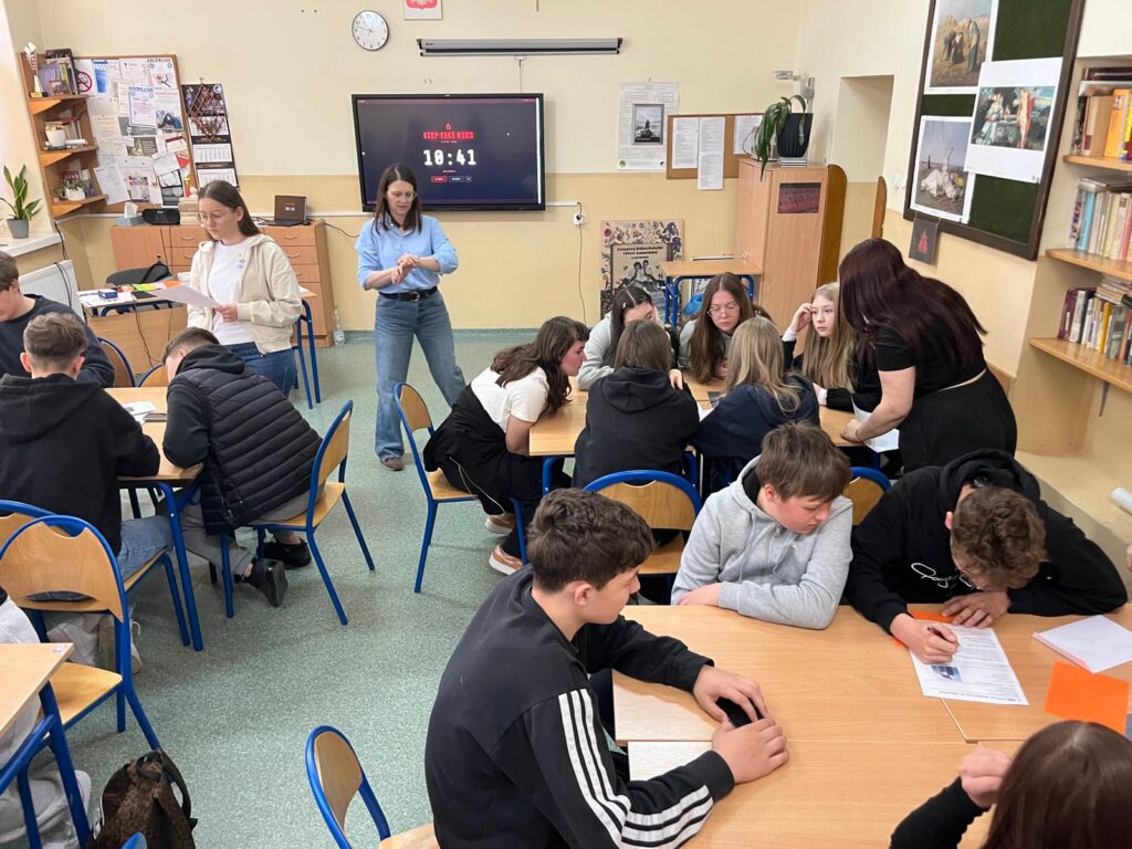 zdjęcie przedstawia grupę osób