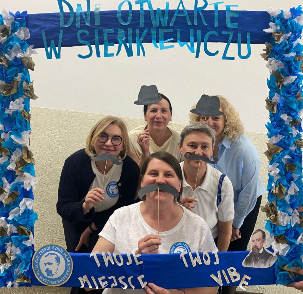 zdjęcie przedstawia grupę osób