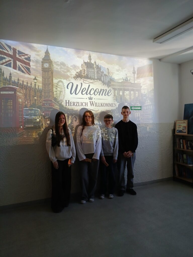 zdjęcie przedstawia grupę osób