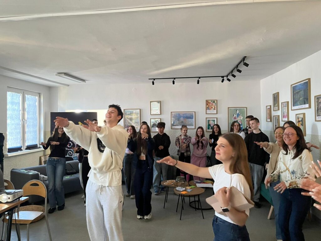 zdjęcie przedstawia grupę osób