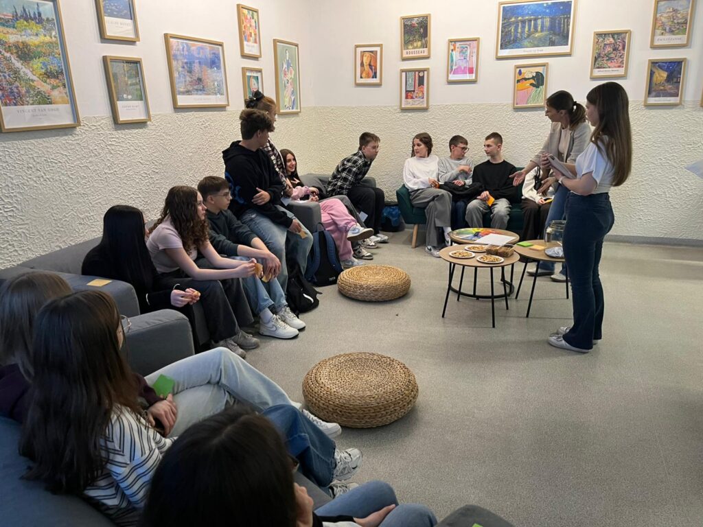 zdjęcie przedstawia grupę osób