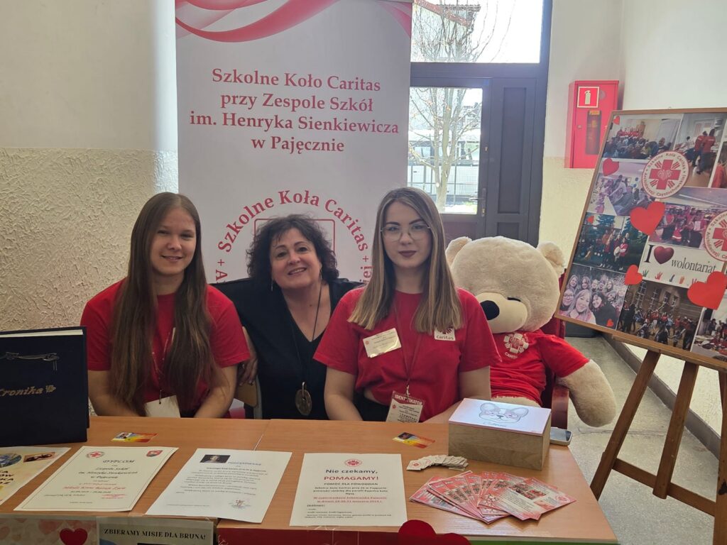 zdjęcie przedstawia grupę osób