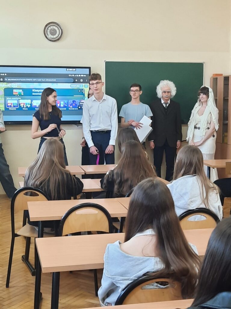 zdjęcie przedstawia grupę osób