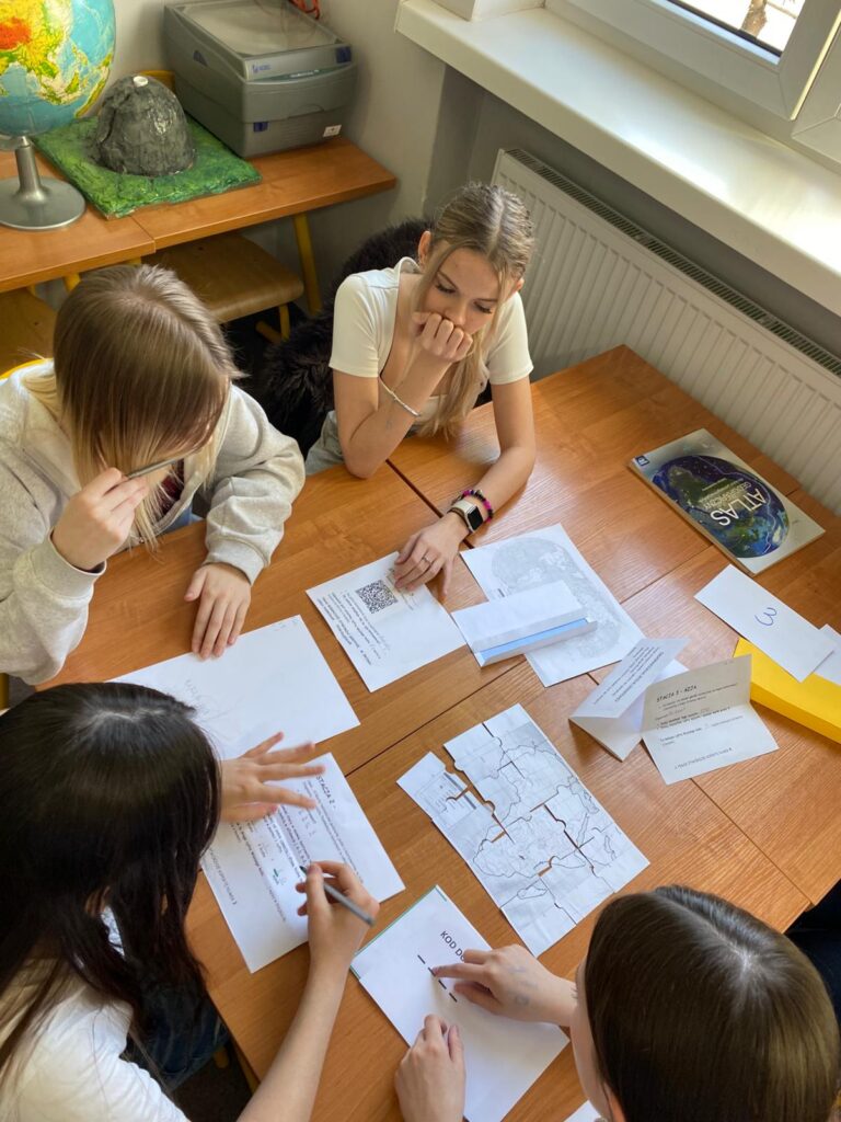 zdjęcie przedstawia grupę osób