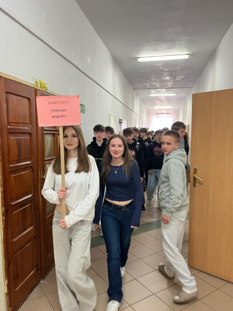 zdjęcie przedstawia grupę osób