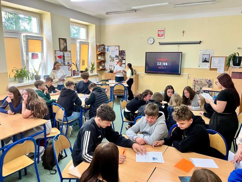 zdjęcie przedstawia grupę osób