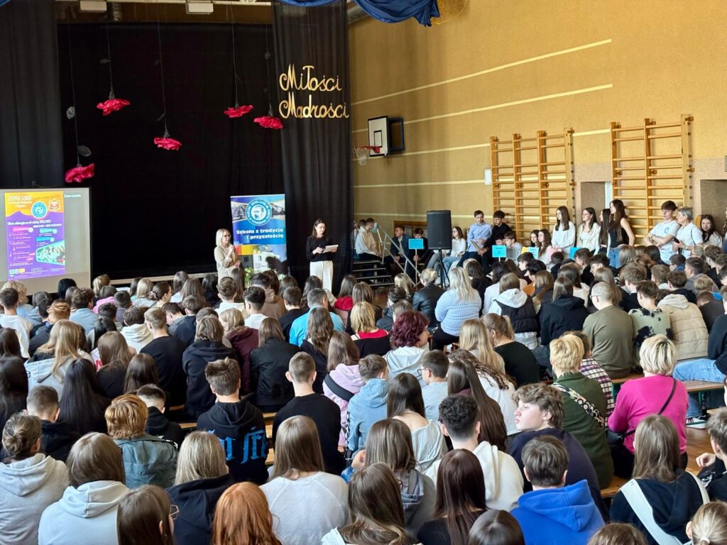 zdjęcie przedstawia grupę osób