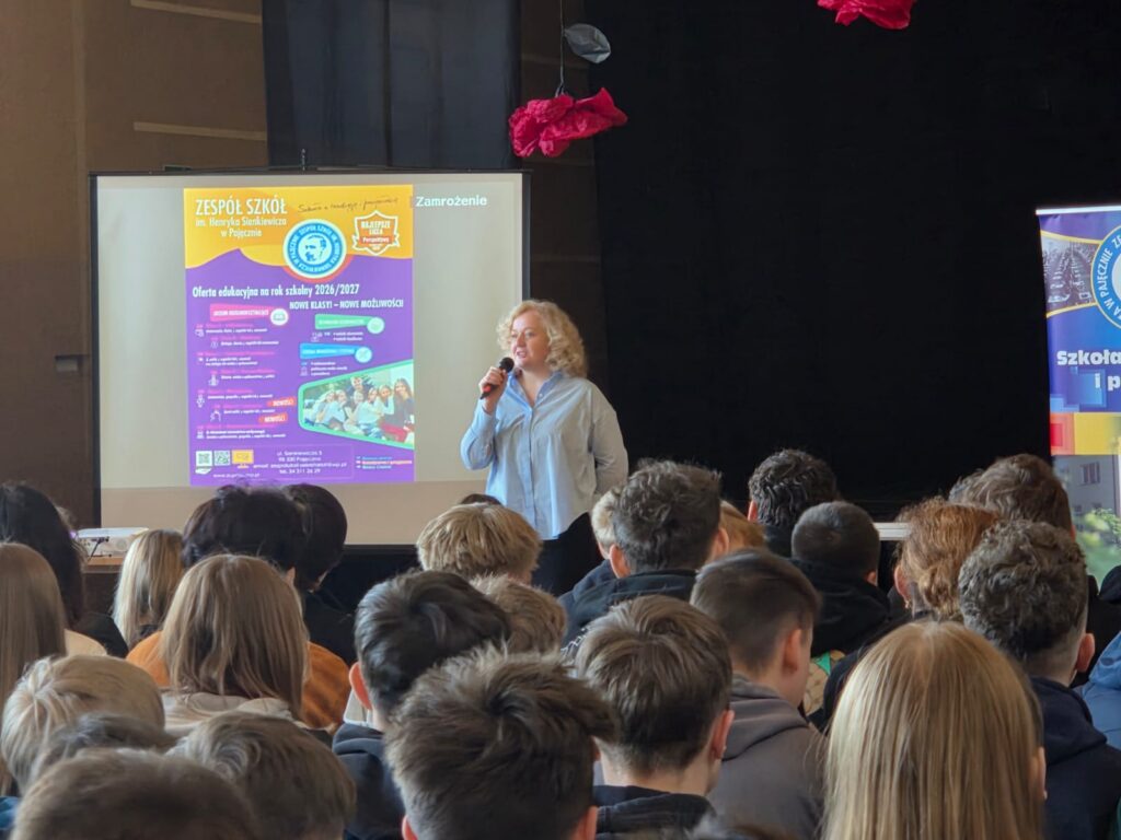 zdjęcie przedstawia grupę osób