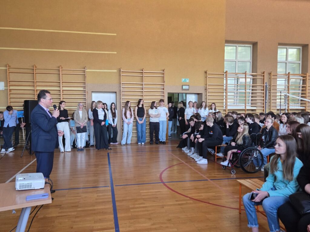 zdjęcie przedstawia grupę osób