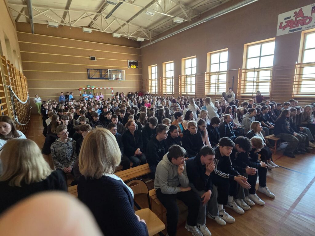 zdjęcie przedstawia grupę osób