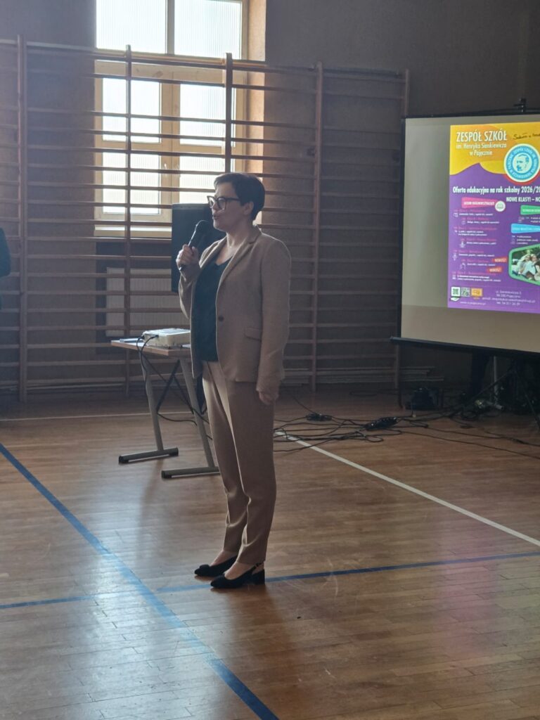 zdjęcie przedstawia grupę osób