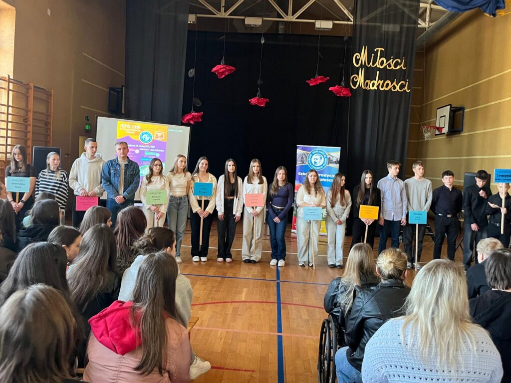 zdjęcie przedstawia grupę osób