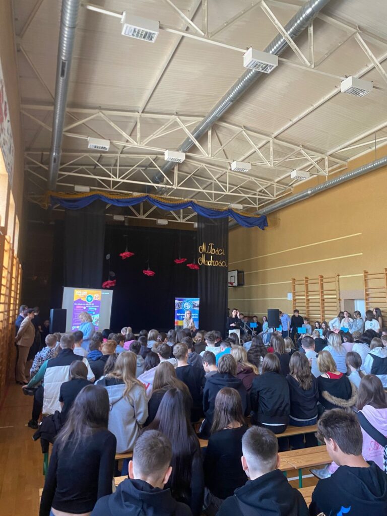 zdjęcie przedstawia grupę osób