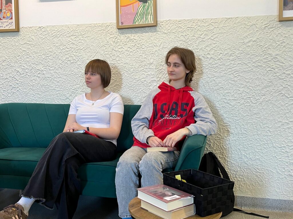 zdjęcie przedstawia grupę osób