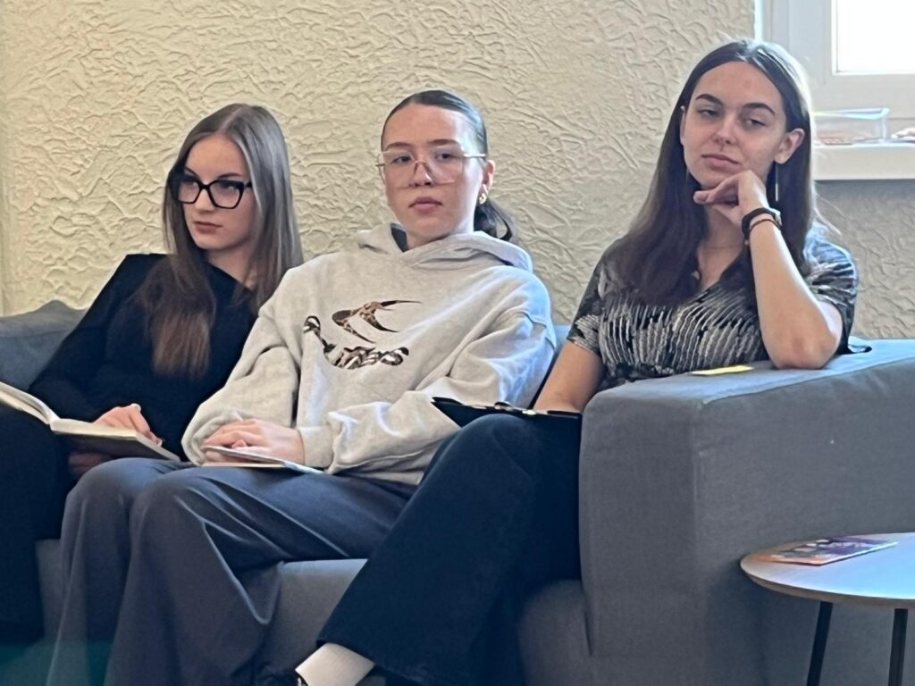 zdjęcie przedstawia grupę osób