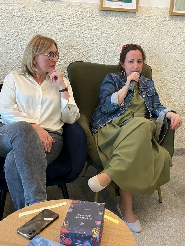 zdjęcie przedstawia grupę osób