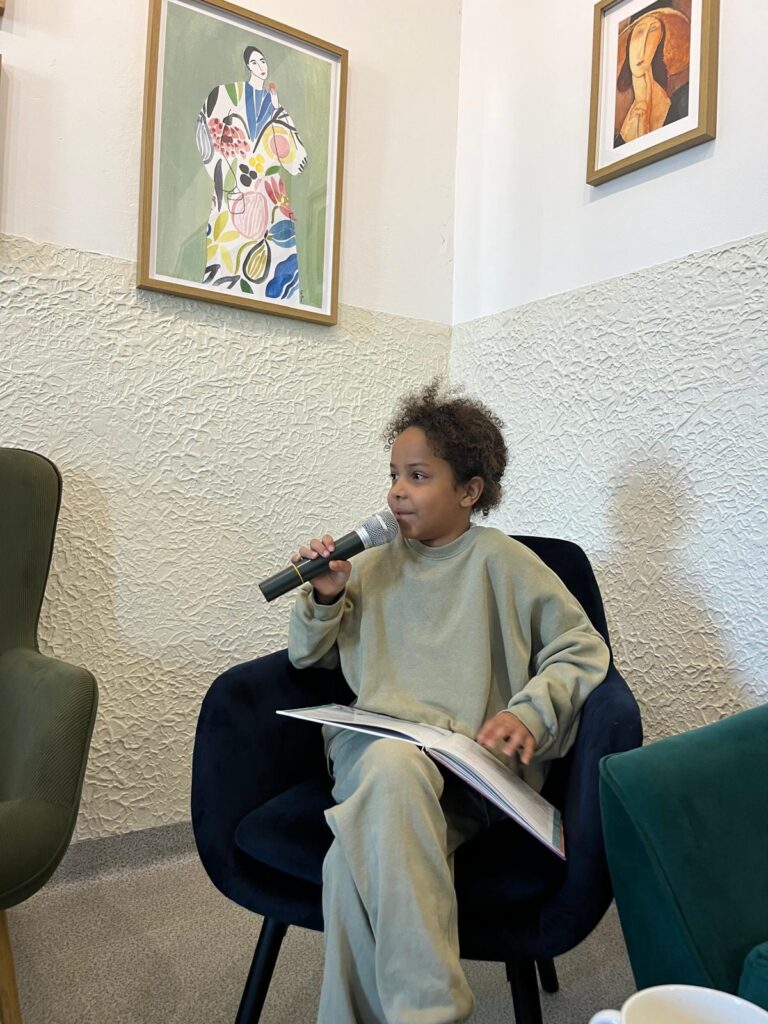 zdjęcie przedstawia grupę osób