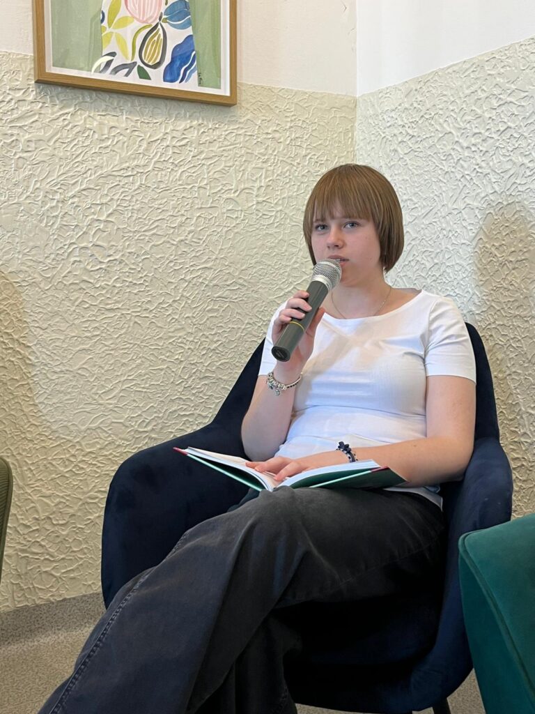 zdjęcie przedstawia grupę osób