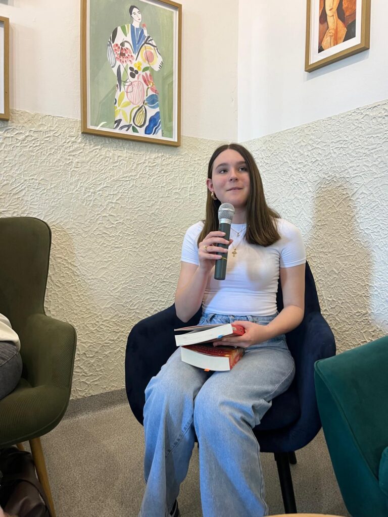 zdjęcie przedstawia grupę osób