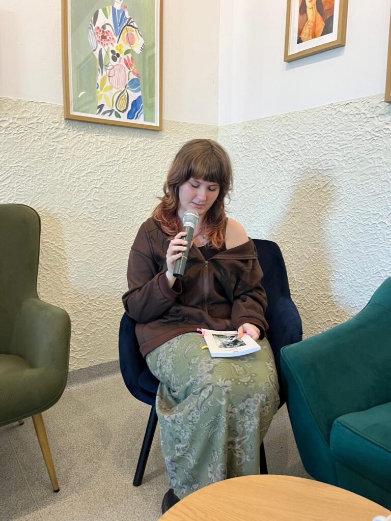 zdjęcie przedstawia grupę osób