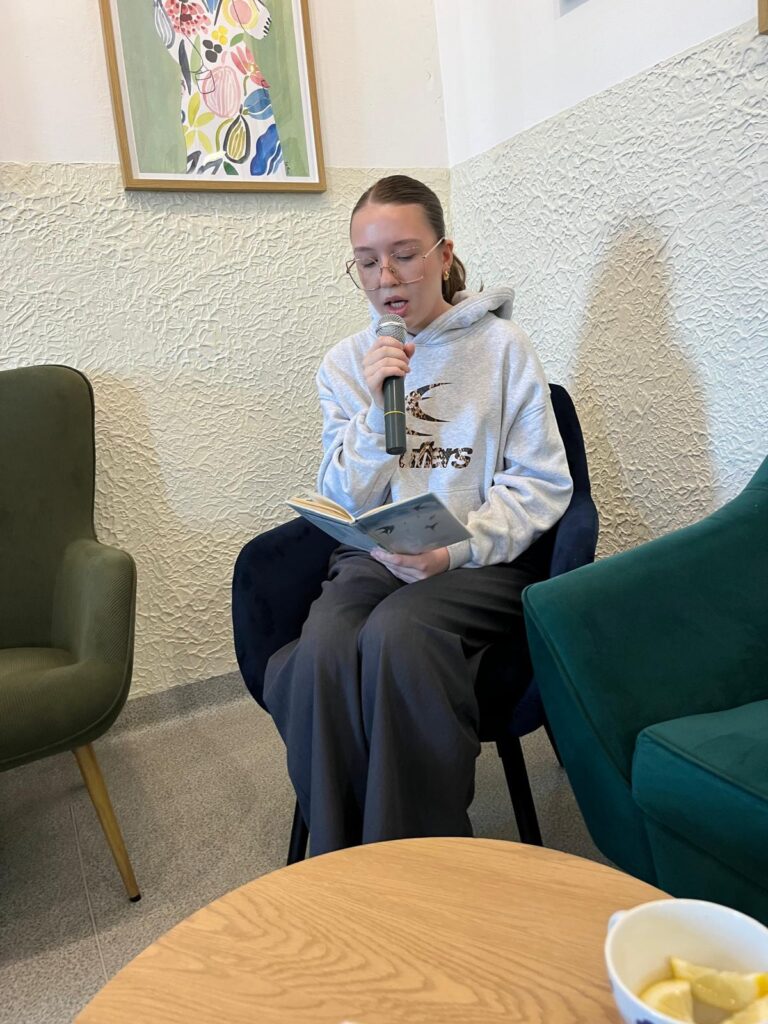 zdjęcie przedstawia grupę osób