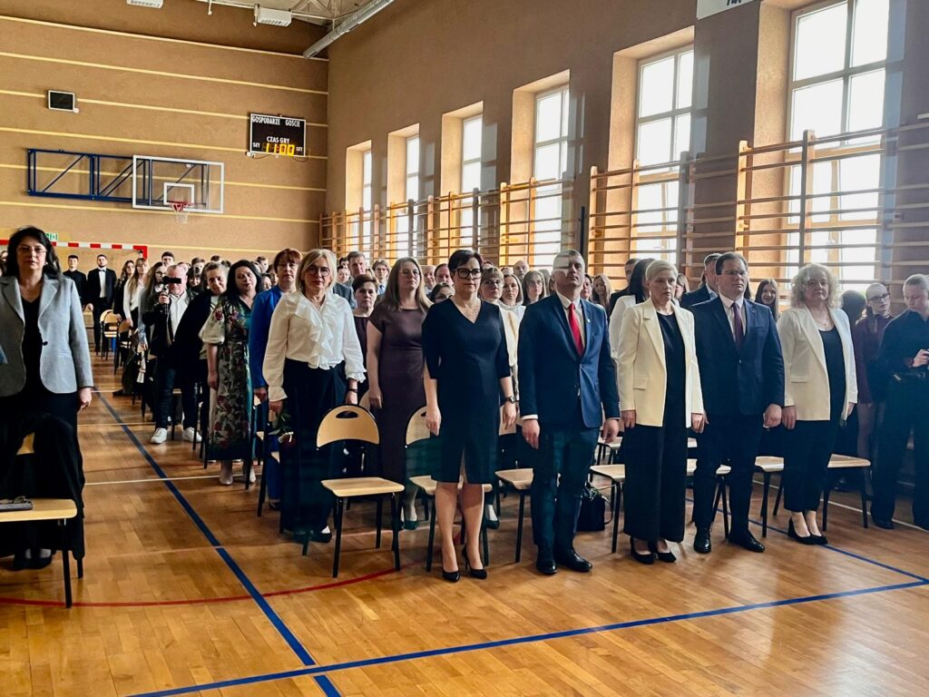 zdjęcie przedstawia grupę osób