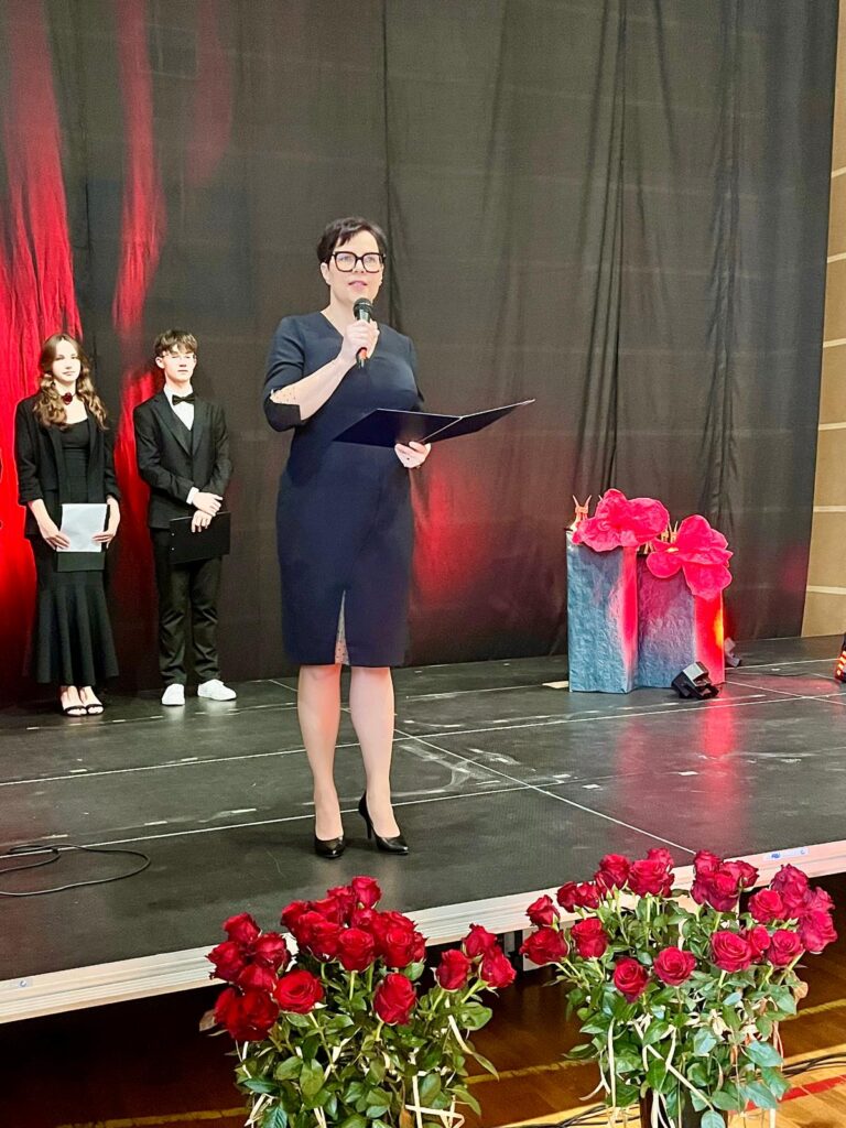 zdjęcie przedstawia grupę osób