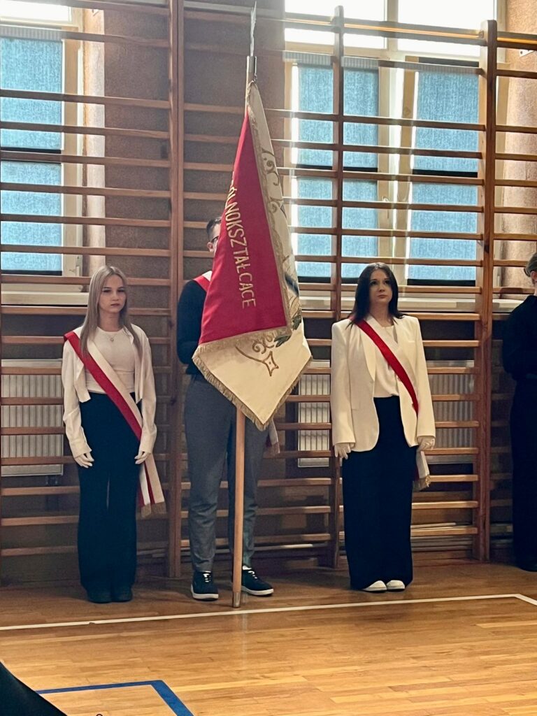 zdjęcie przedstawia grupę osób