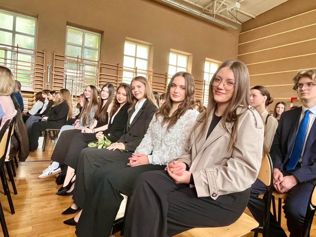 zdjęcie przedstawia grupę osób