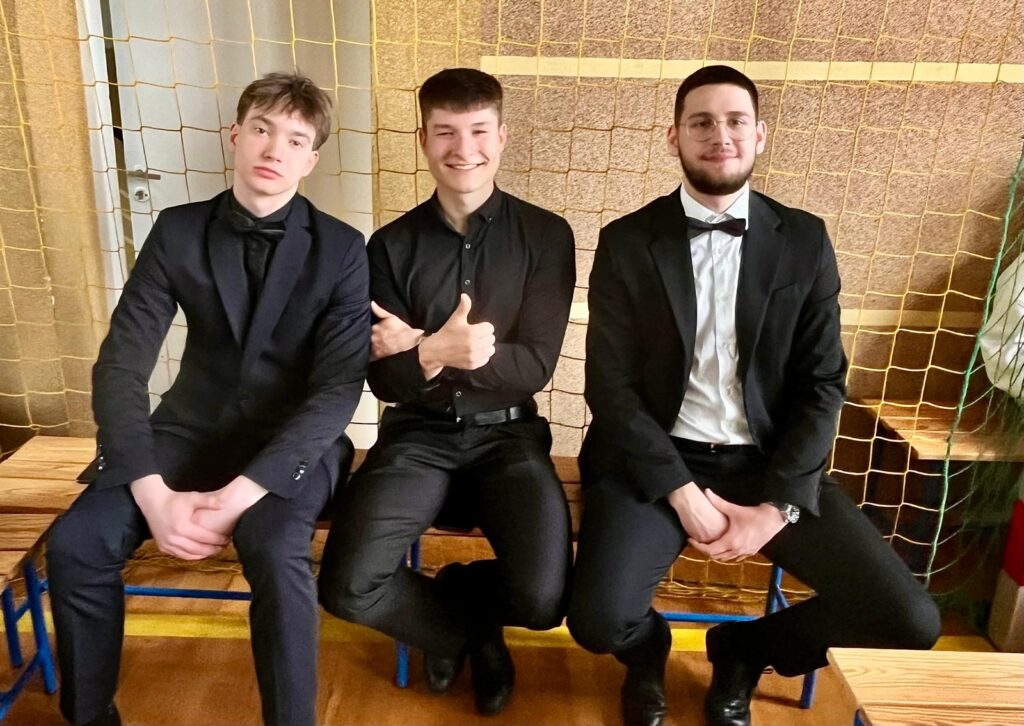 zdjęcie przedstawia grupę osób