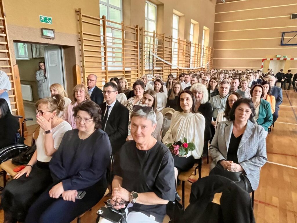 zdjęcie przedstawia grupę osób