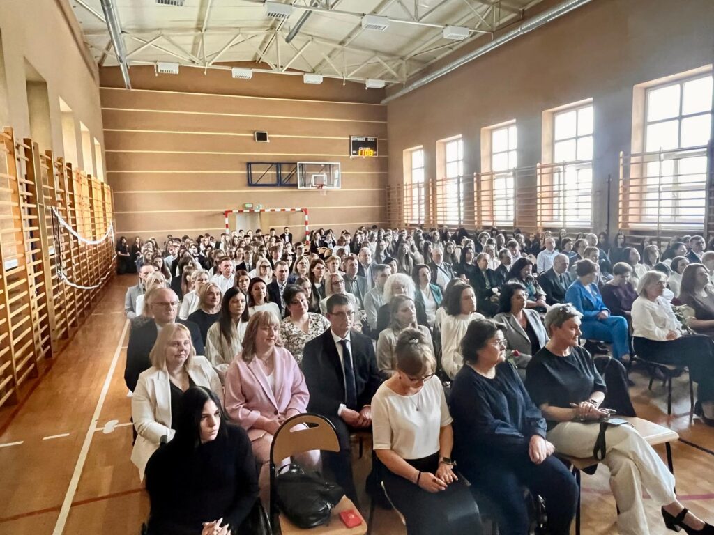 zdjęcie przedstawia grupę osób