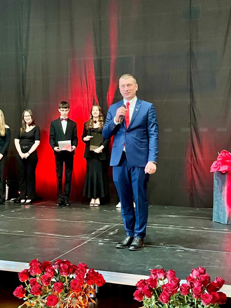 zdjęcie przedstawia grupę osób