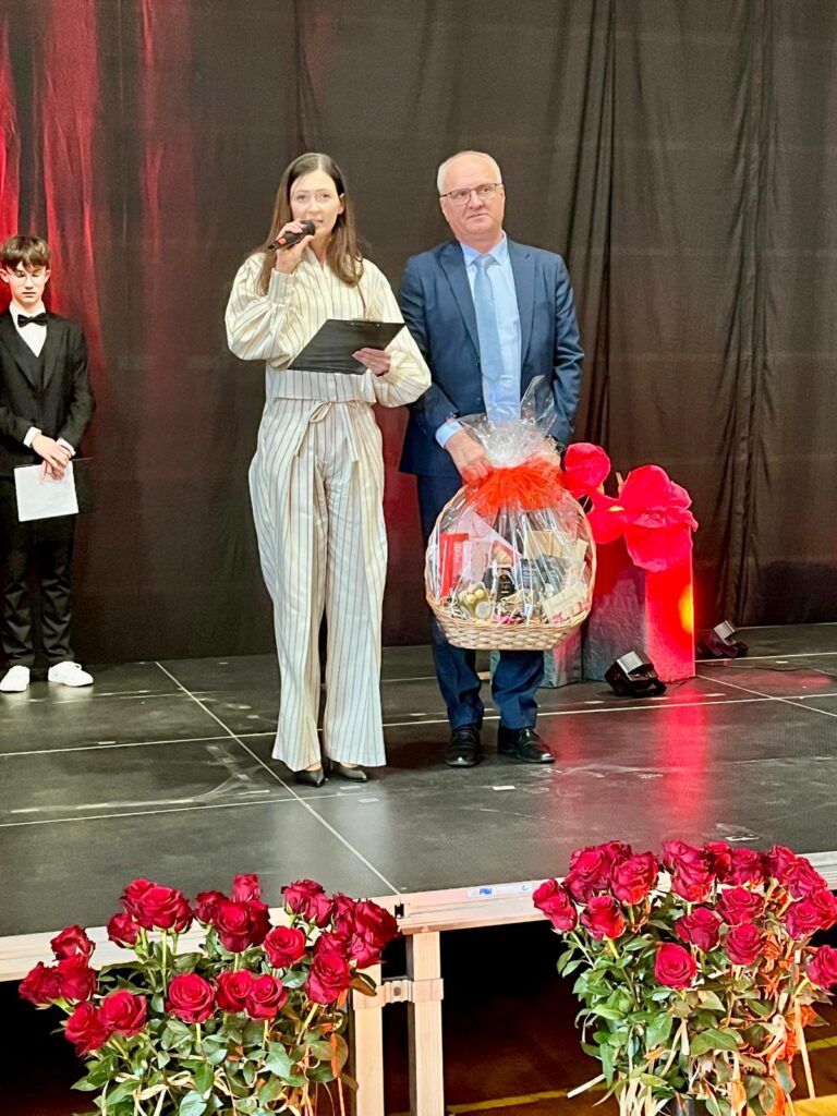 zdjęcie przedstawia grupę osób