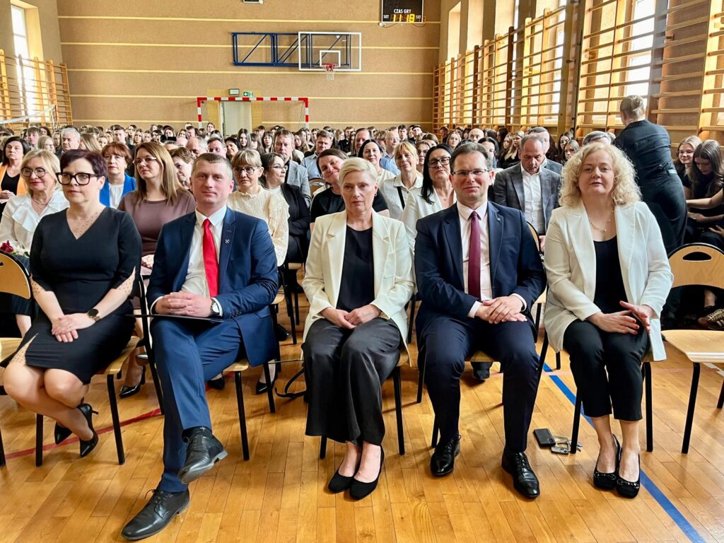 zdjęcie przedstawia grupę osób