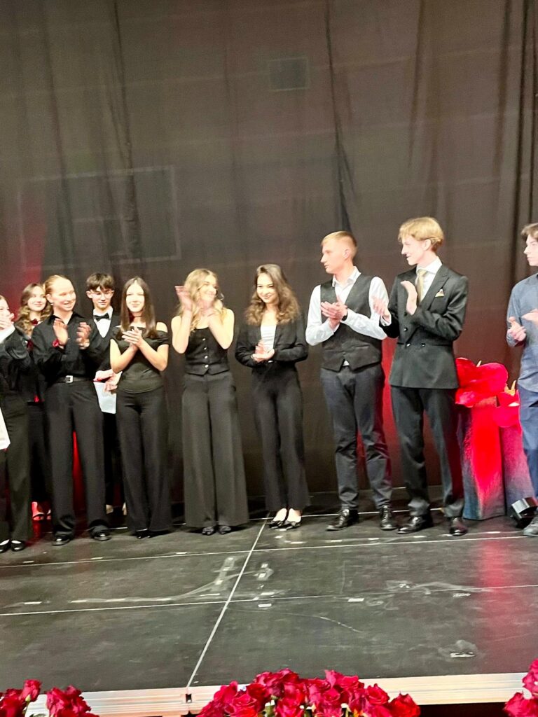 zdjęcie przedstawia grupę osób